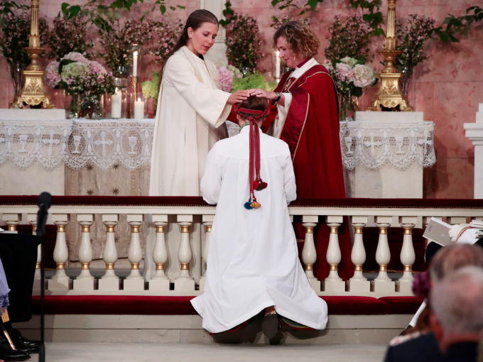 The confirmation service was officiated by the Bishop of Oslo, Kari Veiteberg, and Praeses Helga Haugland Byfuglien. Photo: Lise Åserud, NTB scanpix